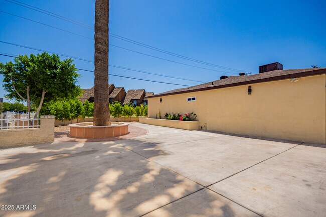 Building Photo - 701 W Windsor Ave