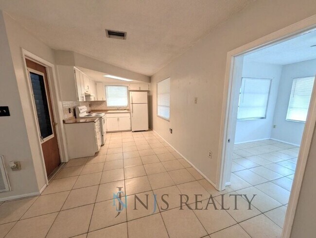 Building Photo - 1209 Maybury Dr
