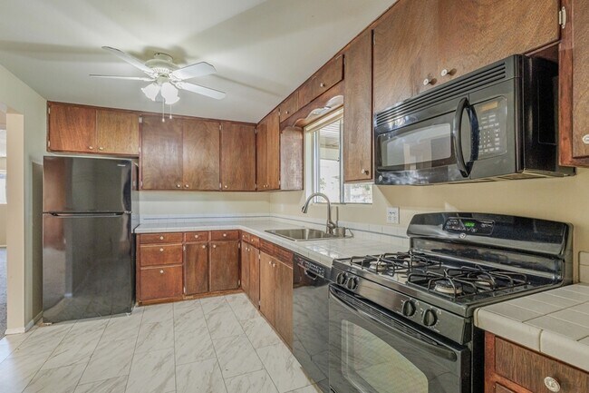 Building Photo - 718 Brassie Dr