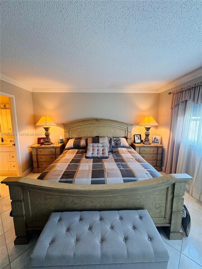 Building Photo - 1000 NE 14th Ave