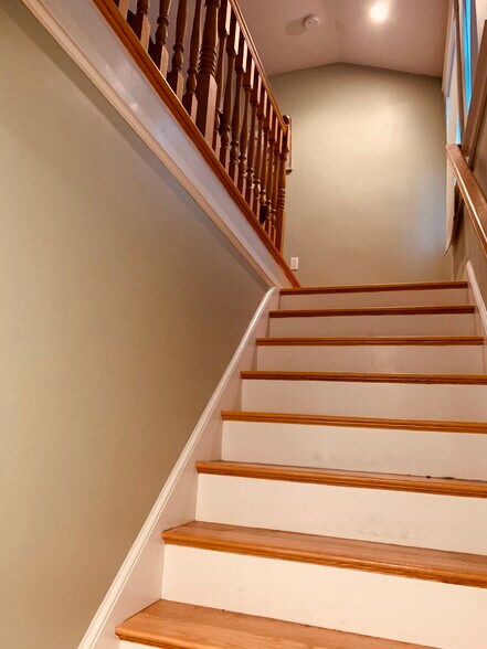 Building Photo - 27 Iroquois St