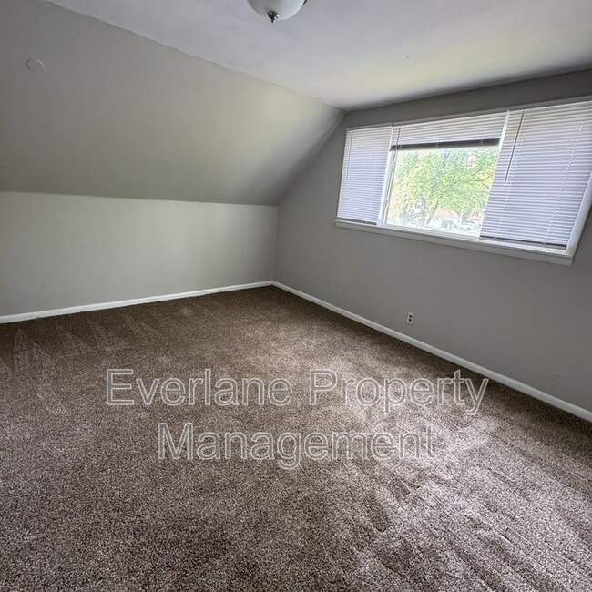 Building Photo - 4030 N Catherwood Ave