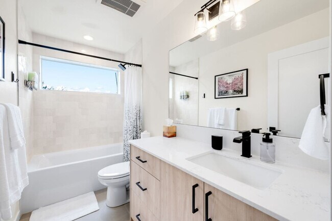 Building Photo - 823 NE 70th St