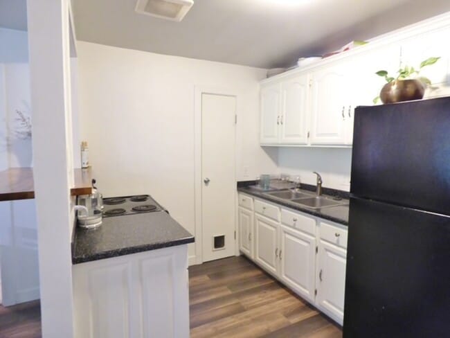 Building Photo - Downtown Living | 1 Bed • 1 Bath Ground-Level Condo | Available August 1!