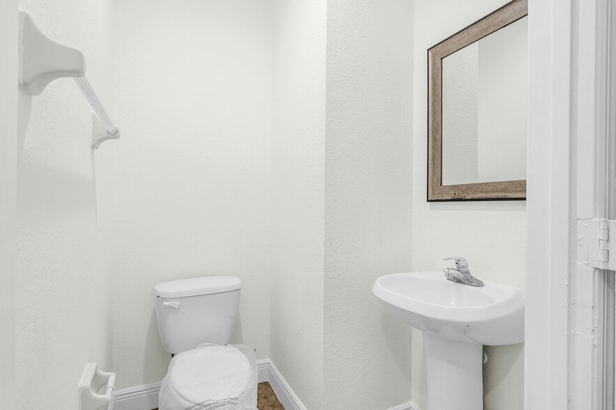 Building Photo - 3734 NE 4th Ter