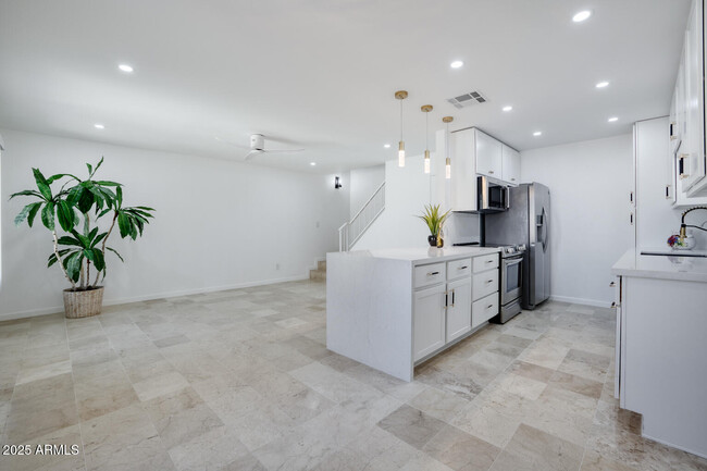 Building Photo - 7920 E Keim Dr