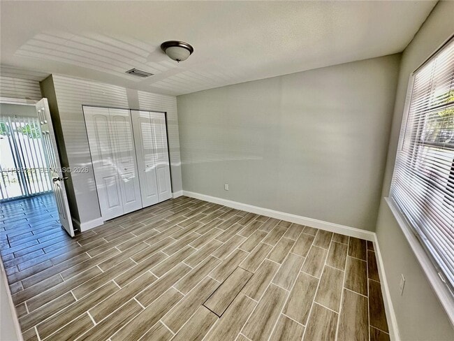 Building Photo - 2600 NE 8th Ave