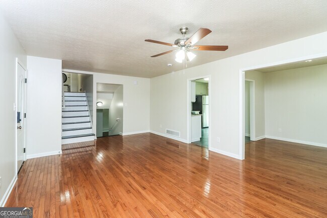 Building Photo - 400 Lake Swan Ct