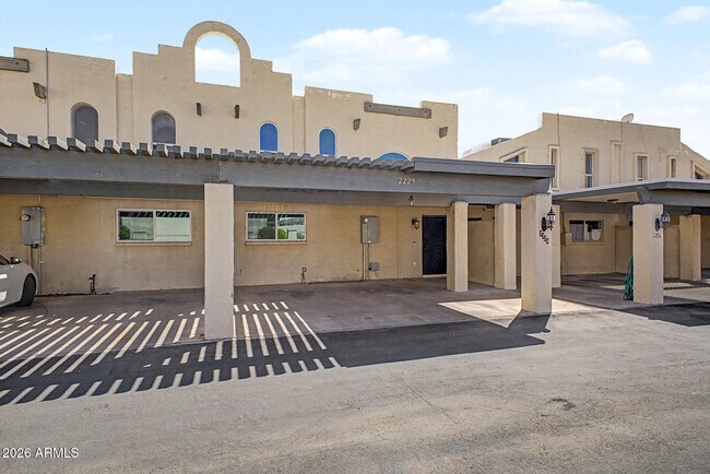 Building Photo - 2225 E Catalina Dr