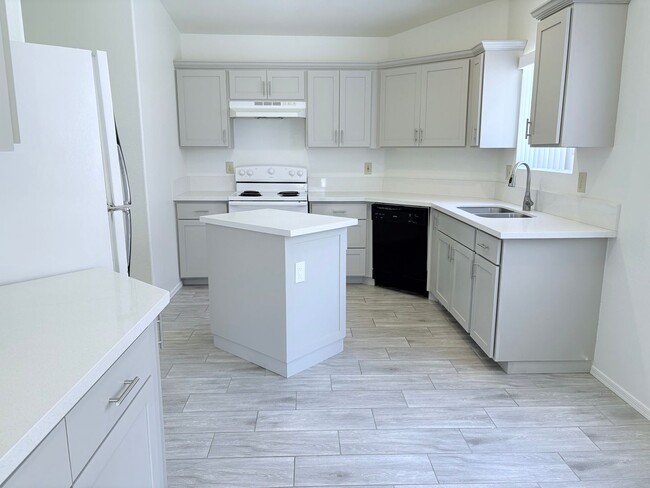 Building Photo - newly remodeled 3 bed/ 2 bath home