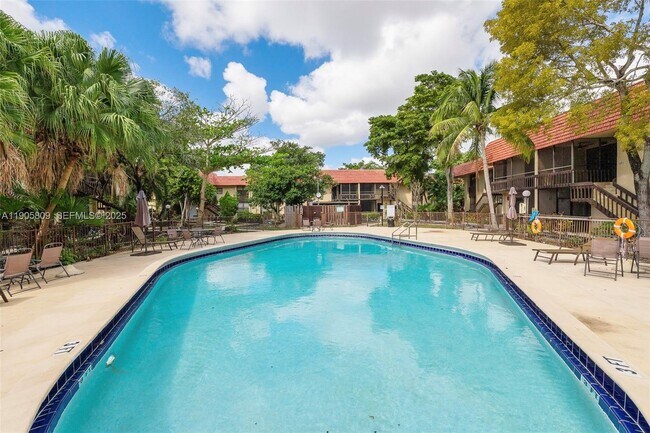 Building Photo - 770 NE 199th St