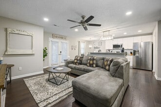 Building Photo - 10 Jill Ln