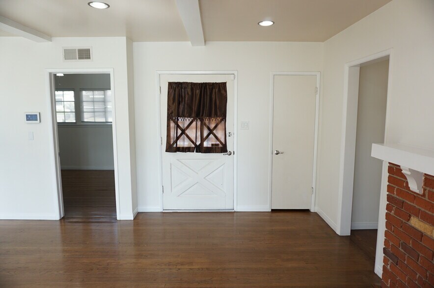 Building Photo - 5540 Balboa Blvd
