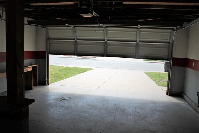 Building Photo - 4 bedroom FAMILY SPECIAL with RV storage o...