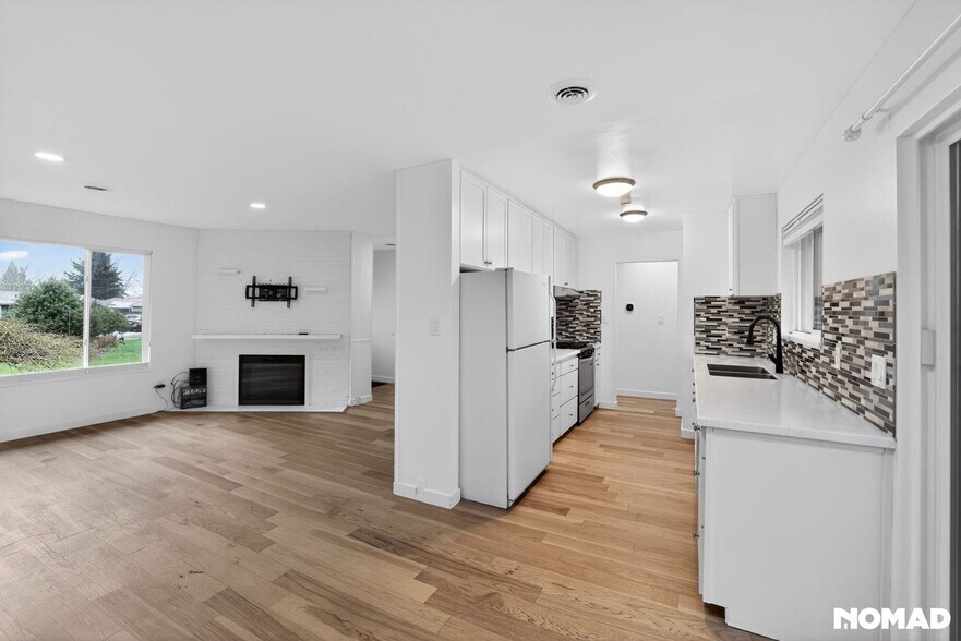 Building Photo - 375 SW Devon Ln