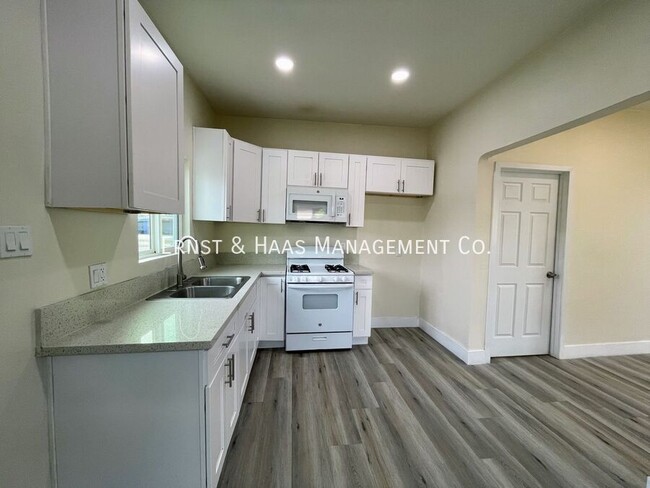 Building Photo - Recently Remodeled and Upgraded Apartment ...