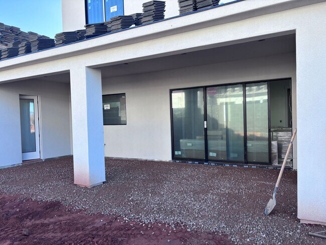 Building Photo - 5 bed 4.5 bath home with pool in Crimson Cliff Boundary