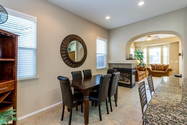 Building Photo - Updated North Clovis 3/2
