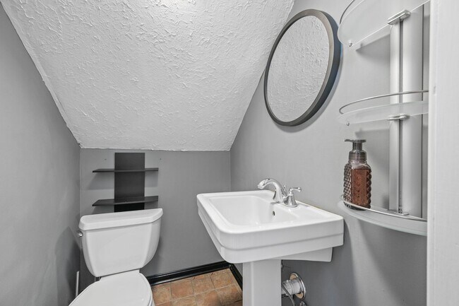 Building Photo - 3 Bedroom House in Forest