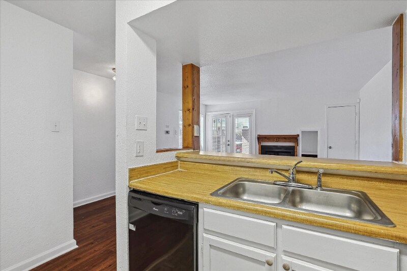 Building Photo - 9821 Walnut St