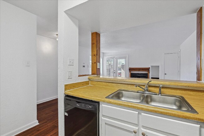 Building Photo - 9821 Walnut St