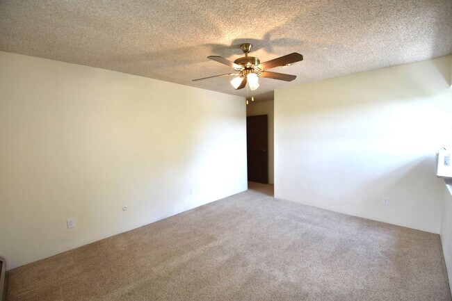 Building Photo - 3 Bedroom, 2 Bathroom Penthouse Condo in North Boulder.