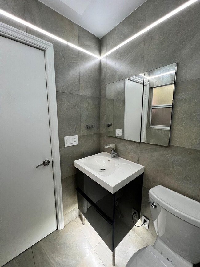 Building Photo - 1410 NE 56th Ct