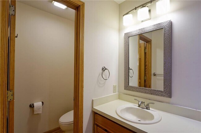 Building Photo - 127 Columbine Dr