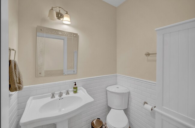 Building Photo - 823 Hamlin St