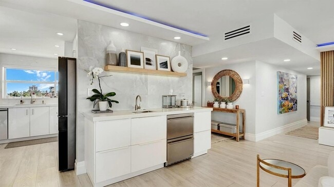 Building Photo - 2871 N Ocean Blvd