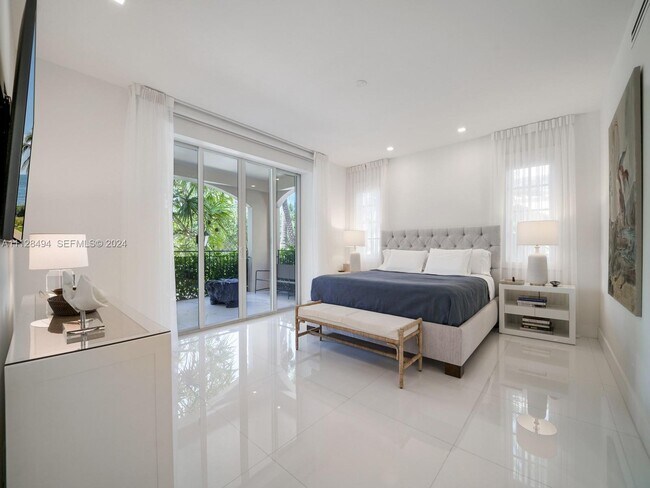 Building Photo - 19117 Fisher Island Dr