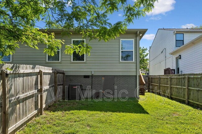 Building Photo - 2126B Burns St