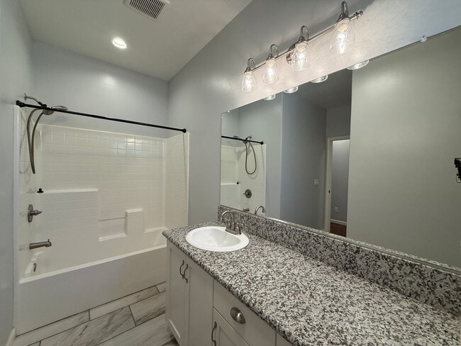 Building Photo - harming 3 bedroom, 2 bathroom single-story...