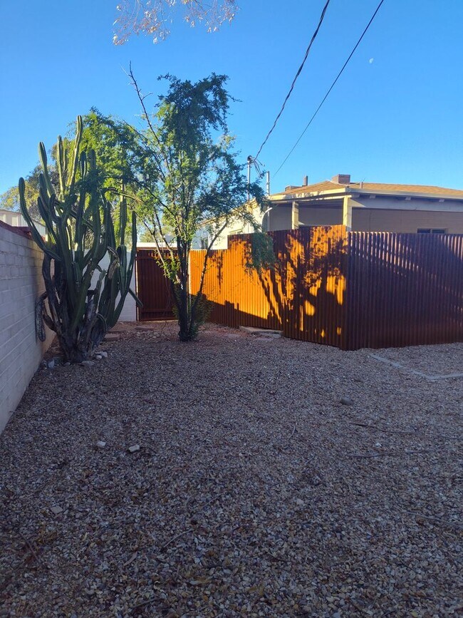 Building Photo - Modern Living!  3 bedroom, 2 Bath!    Mother-in-Law Suite In Back for Rent as well!