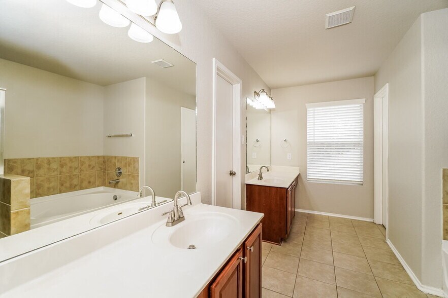 Building Photo - 141 Wistoria Ct