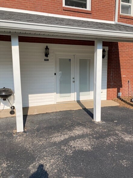 Building Entrance - 259 Lisa Ln
