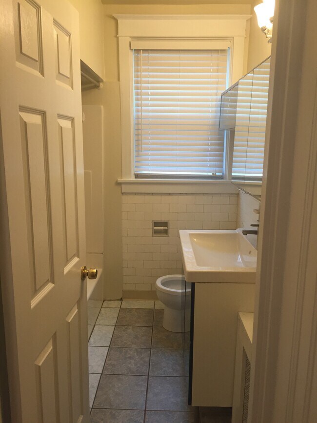 Building Photo - 2528 Beechwood Blvd