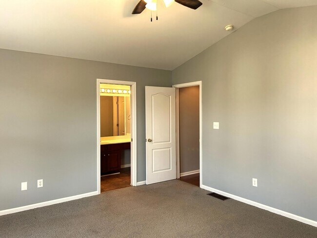 Building Photo - 213 New River Ct