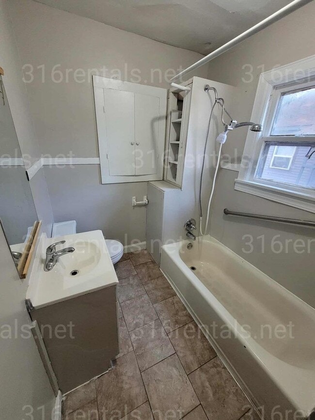 Building Photo - $825 - 2 bedroom/ 1 bathroom - Single Fami...