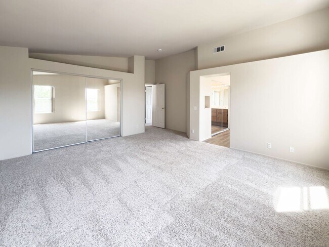 Building Photo - RARE 6 BEDROOM HOME FOR RENT IN OPTIMUM LO...