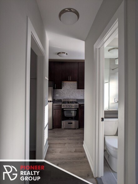 Building Photo - 437 W Belden