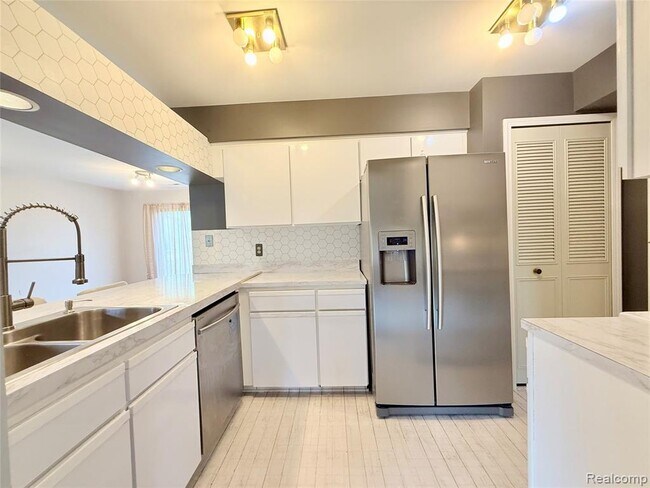 Building Photo - 1550 Meadowside Dr