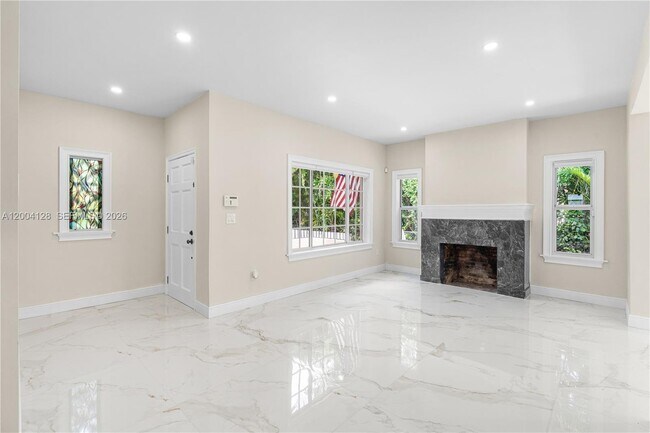 Building Photo - 2413 N Greenway Dr