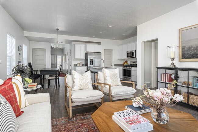 Building Photo - Scenic Slopes