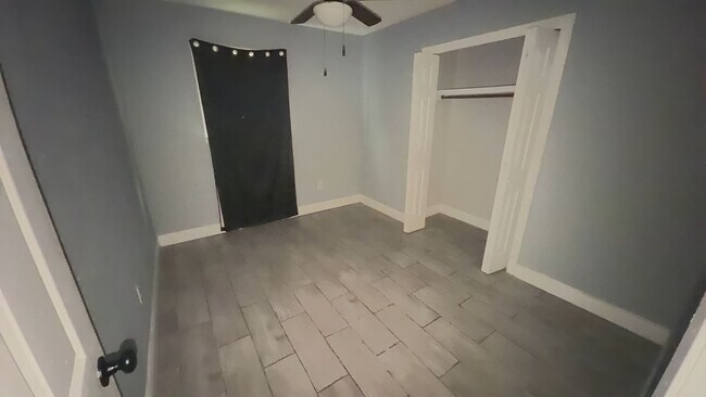 Building Photo - 3 Bedroom 2 Bath Available