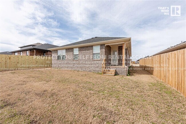 Building Photo - 3801 Pinecrest St