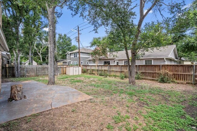 Building Photo - 10057 Woodland Village Dr