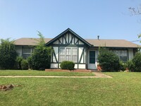 Building Photo - Vaulted Living Room and Fenced Yard