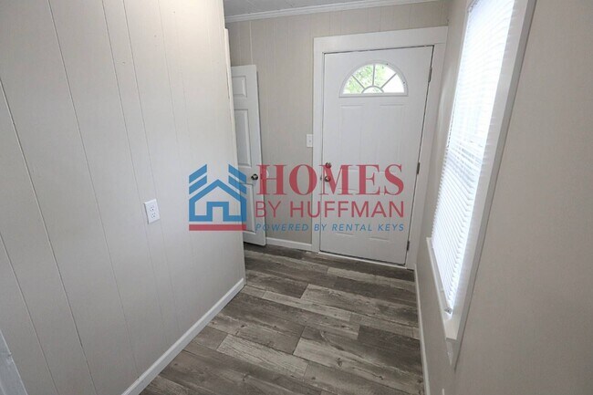 Building Photo - Two Bedroom House