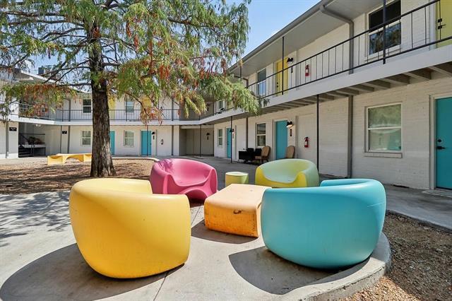 Building Photo - 321 E 8th St